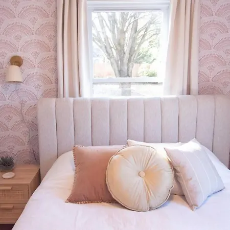 Vibrant 7 Mins From Uptown, King & Queen Bed - Queen Oasis Charlotte