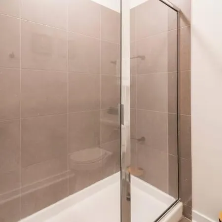 Charming Cozy With Wi-fi & Free Parking Apartment *