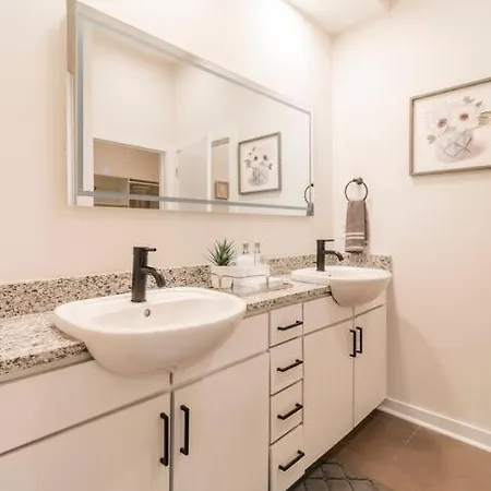 Charming Cozy With Wi-fi & Free Parking Charlotte