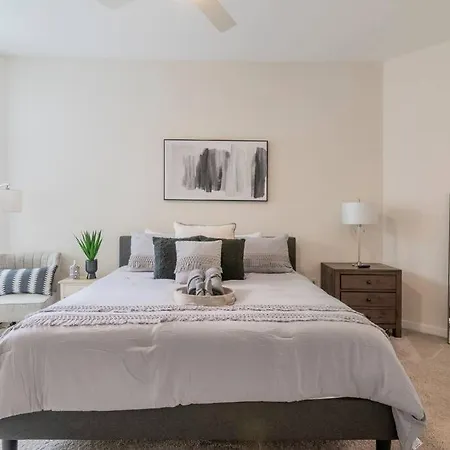 Charming Cozy With Wi-fi & Free Parking Apartment Charlotte