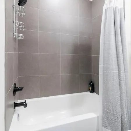 Charming Cozy With Wi-fi & Free Parking Apartment *