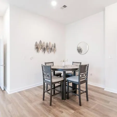 Charming Cozy With Wi-fi & Free Parking Apartment