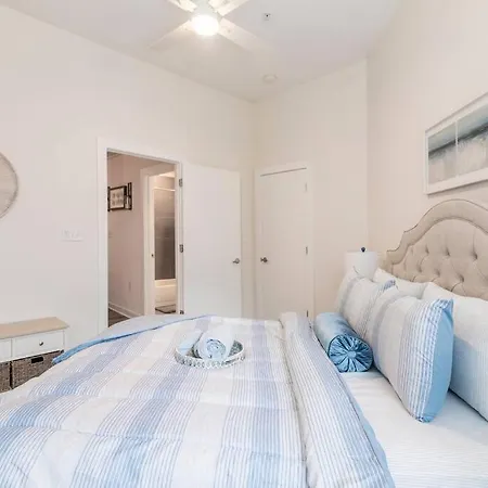Charming Cozy With Wi-fi & Free Parking Apartment Charlotte