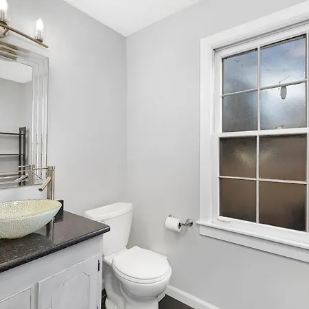Holiday home Chic, Modern Retreat, Kids&dog Friendly, Dt Matthews Charlotte