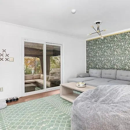 Holiday home Chic, Modern Retreat, Kids&dog Friendly, Dt Matthews *