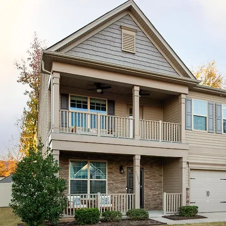 Near Clt Airport - 4bd - Backyard - Balcony Holiday home