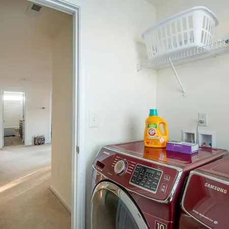 Holiday home Near Clt Airport - 4bd - Backyard - Balcony
