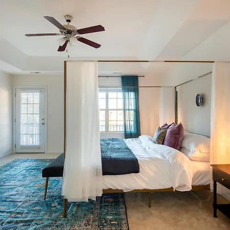 Near Clt Airport - 4bd - Backyard - Balcony Holiday home Charlotte