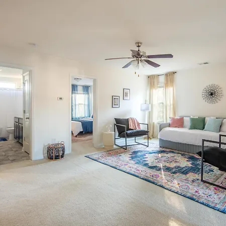 Near Clt Airport - 4bd - Backyard - Balcony Holiday home *