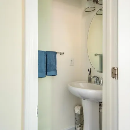 Holiday home Near Clt Airport - 4bd - Backyard - Balcony *