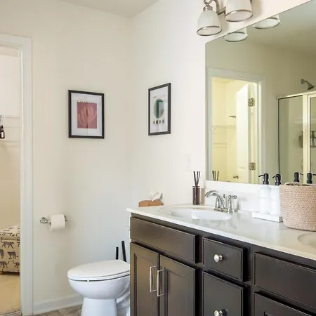 Holiday home Near Clt Airport - 4bd - Backyard - Balcony
