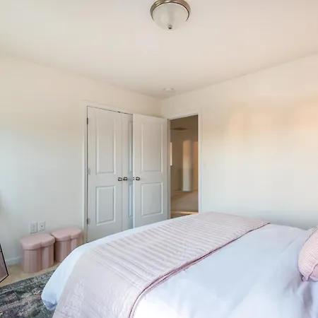 Holiday home Near Clt Airport - 4bd - Backyard - Balcony Charlotte