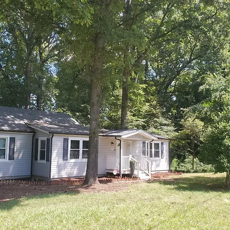 Private Single Level Standalone House Large Lot - 3 Bedrooms Charlotte