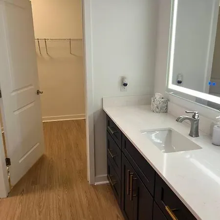 Apartment Uptown Luxury Near It All