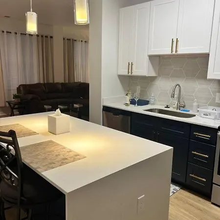 Uptown Luxury Near It All Apartment *