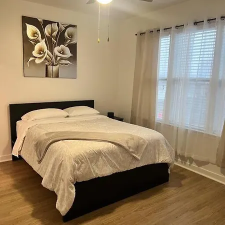 Apartment Uptown Luxury Near It All
