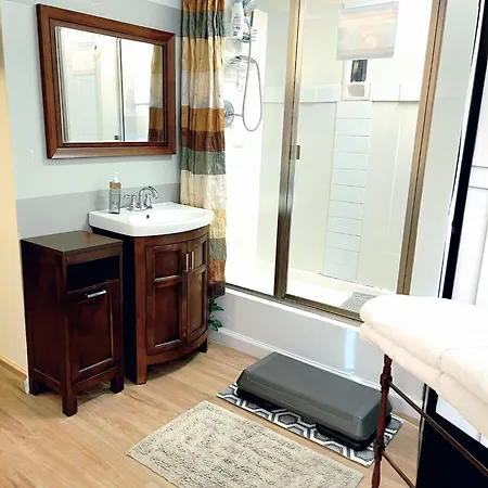 Cozy One Bedroom King Suite-- Walking Distance To Uptown And Restaurants *