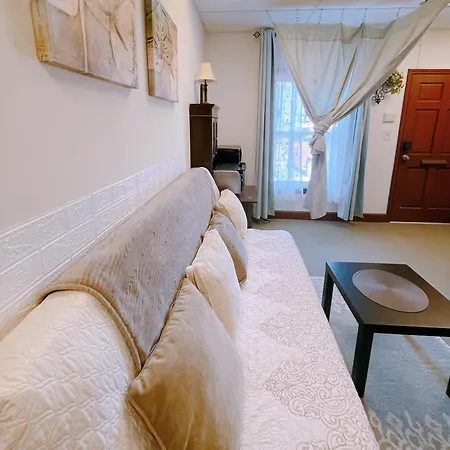 Cozy One Bedroom King Suite-- Walking Distance To Uptown And Restaurants *