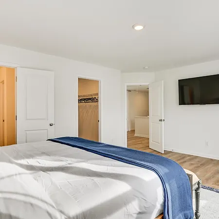 Charming Townhome: 6 Mi To Downtown! Charlotte