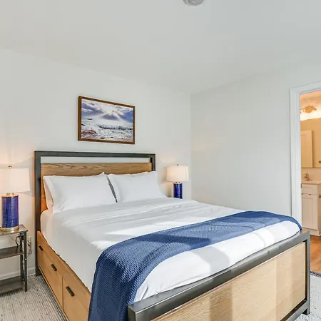 Charming Townhome: 6 Mi To Downtown! Charlotte