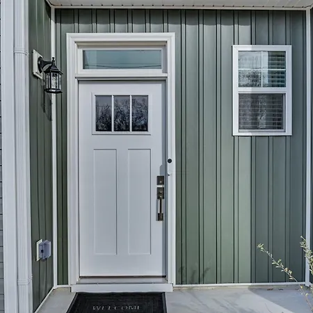 Charming Townhome: 6 Mi To Downtown! * Charlotte