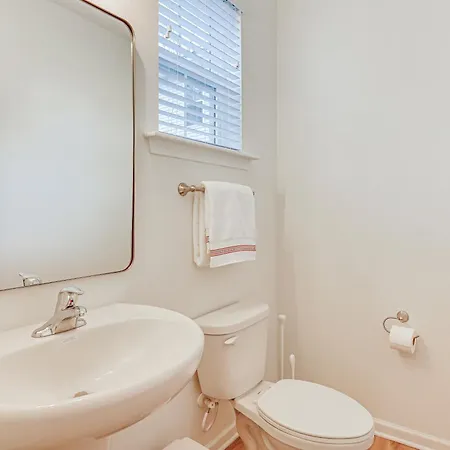 Charming Townhome: 6 Mi To Downtown! Holiday home Charlotte
