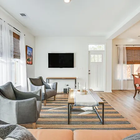 Charming Townhome: 6 Mi To Downtown! Charlotte