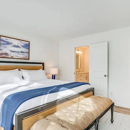 Charming Townhome: 6 Mi To Downtown!
