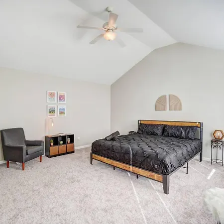 Vibrant & Chic W King Bed Pure Comfort Holiday home *
