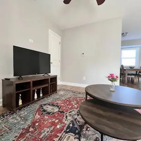 Gated 2br I 5 Min Uptown *