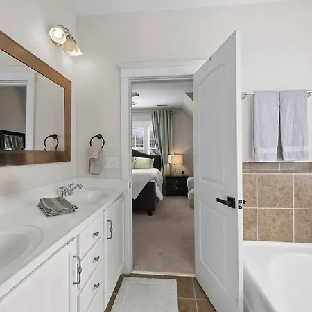 Holiday home 3br/3.5bath Uptown Aloft House. *