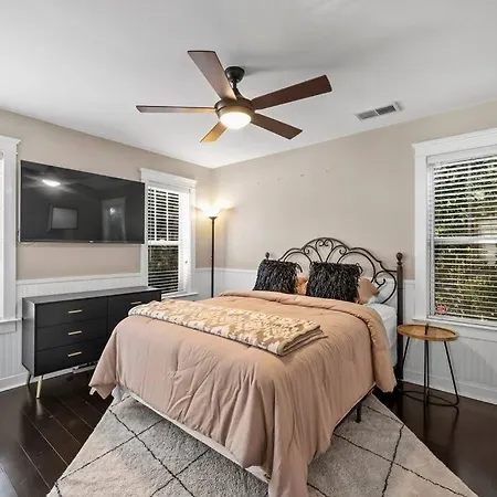 Holiday home 3br/3.5bath Uptown Aloft House.