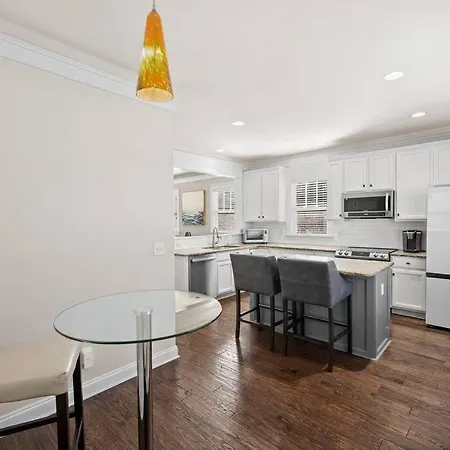 3br/3.5bath Uptown Aloft House.