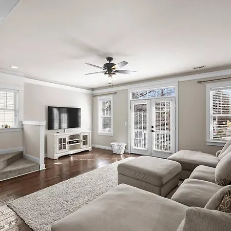 Holiday home 3br/3.5bath Uptown Aloft House.