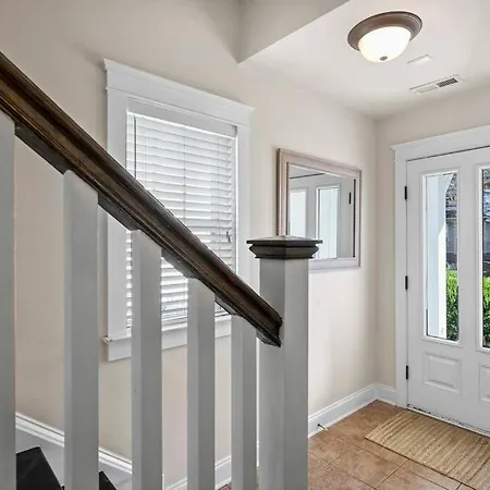 3br/3.5bath Uptown Aloft House.