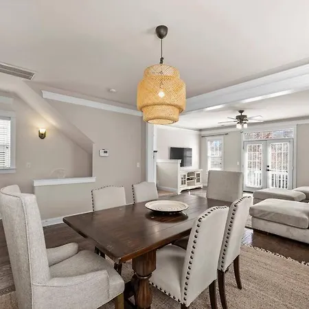 Holiday home 3br/3.5bath Uptown Aloft House.