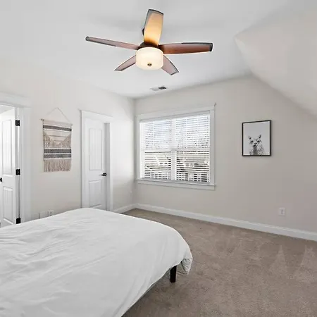 Holiday home 3br/3.5bath Uptown Aloft House. *