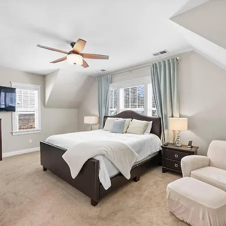 3br/3.5bath Uptown Aloft House. Holiday home *