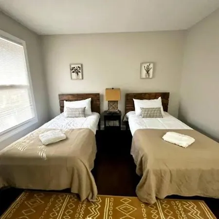 Apartment 5 Min Uptown I Fast Wi-fi & Private Patio