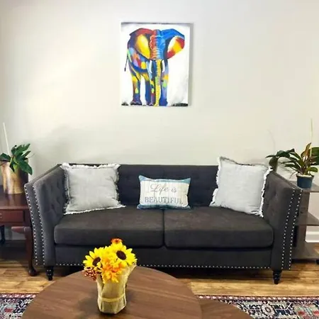 Apartment 5 Min Uptown I Fast Wi-fi & Private Patio *