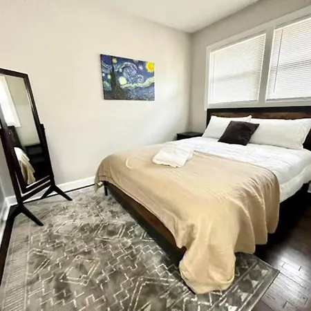 5 Min Uptown I Fast Wi-fi & Private Patio