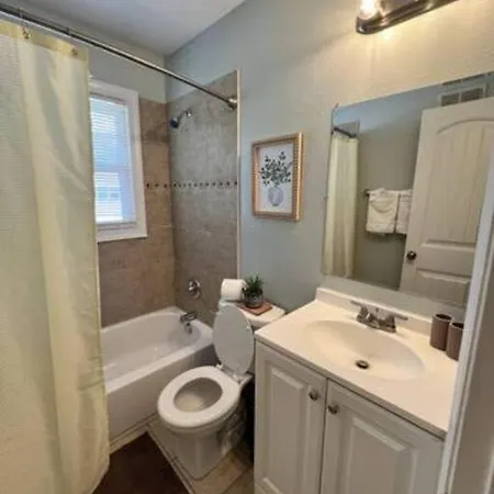 Apartment 5 Min Uptown I Fast Wi-fi & Private Patio Charlotte