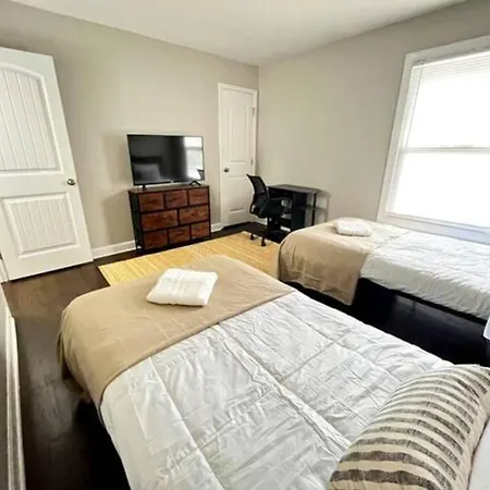 Apartment 5 Min Uptown I Fast Wi-fi & Private Patio *