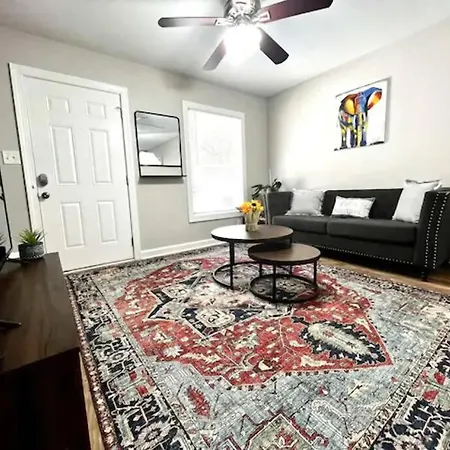 Apartment 5 Min Uptown I Fast Wi-fi & Private Patio *