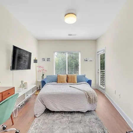King Bed - Great Walkability To Restaurants