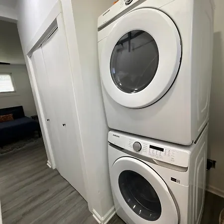 4 Bedroom - 5 Min To Uptown Holiday home *