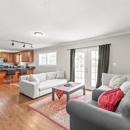 Charming, Cozy Close To Uptown, Airport & Whitewater Center Holiday home *
