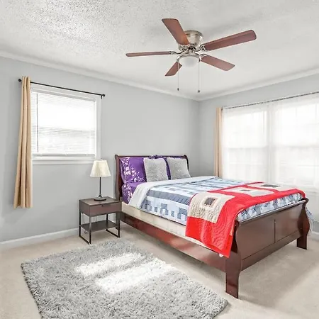 Holiday home Charming, Cozy Close To Uptown, Airport & Whitewater Center *