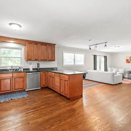Charming, Cozy Close To Uptown, Airport & Whitewater Center