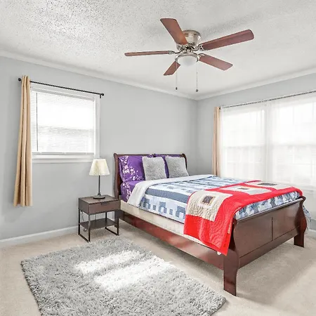 Holiday home Charming, Cozy Close To Uptown, Airport & Whitewater Center *